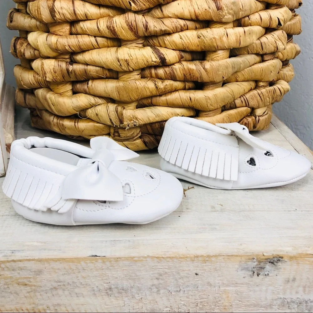 NEW BABY WHITE BOW MOCCASINS